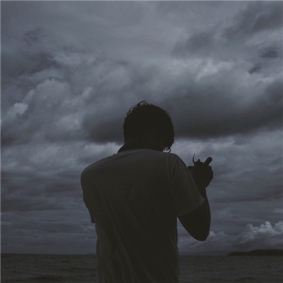 男生伤感孤独黑白微信素材图片