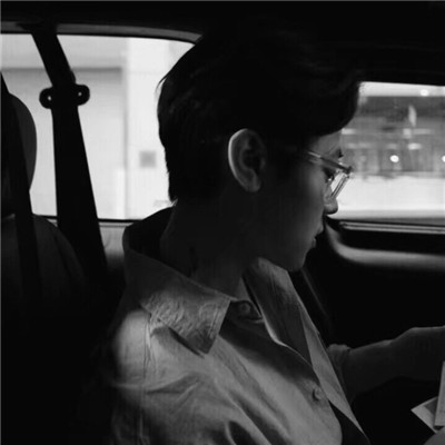 男生伤感孤独黑白微信素材图片