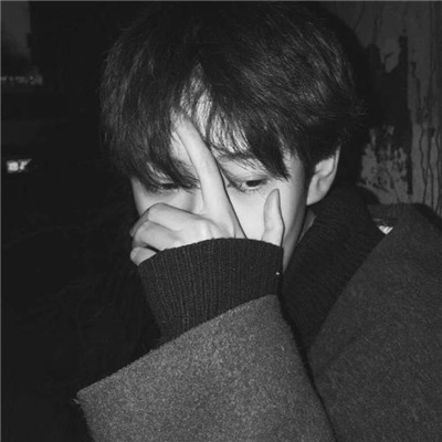 男生伤感孤独黑白微信素材图片