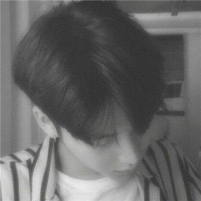 男生伤感孤独黑白微信素材图片