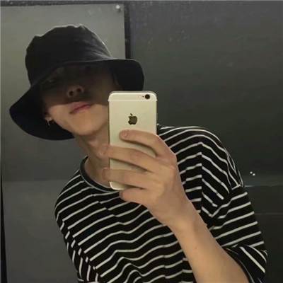 男生伤感孤独黑白微信素材图片