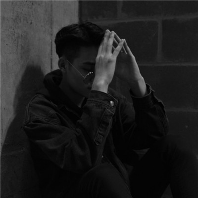 男生伤感孤独黑白微信素材图片