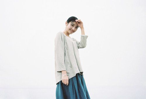 面露微笑的女生安静微信图片素材