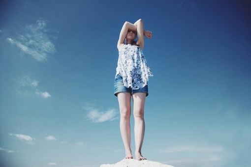 面露微笑的女生安静微信图片素材