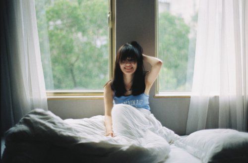 面露微笑的女生安静微信图片素材