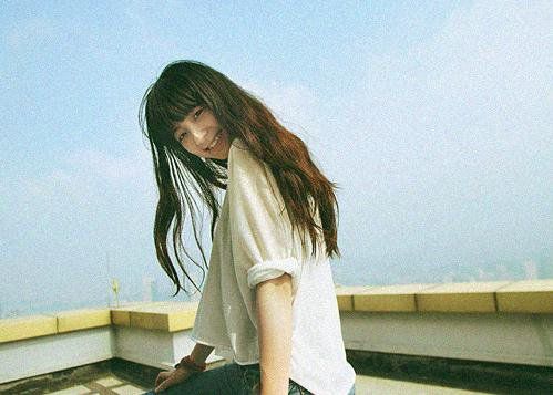 面露微笑的女生安静微信图片素材