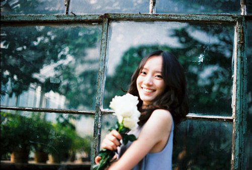 面露微笑的女生安静微信图片素材