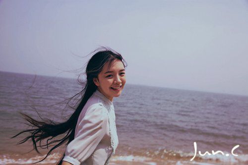 面露微笑的女生安静微信图片素材