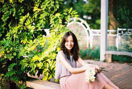 面露微笑的女生安静微信图片素材