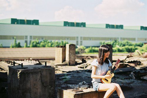面露微笑的女生安静微信图片素材