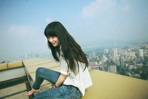 面露微笑的女生安静微信图片素材