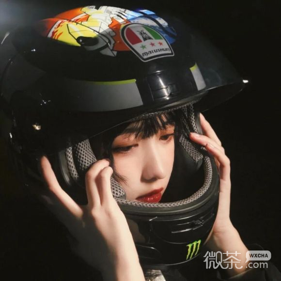 唯美阳光长发时尚女生头像