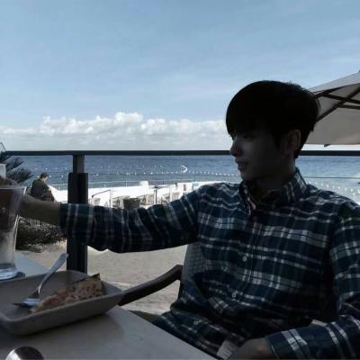 小清成熟文艺男生微信头像