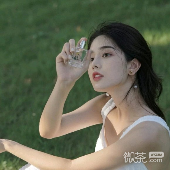 微信清新最潮长发时尚女生头像