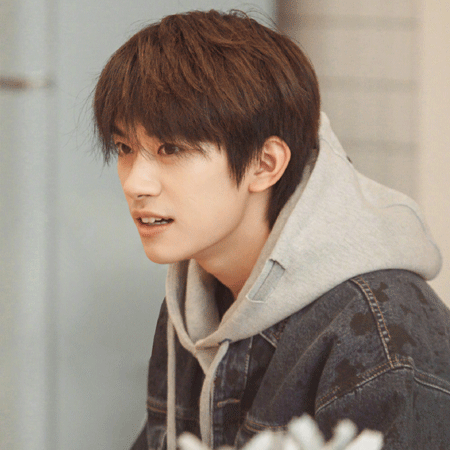 易烊千玺阳光个性帅气的微信朋友圈配图