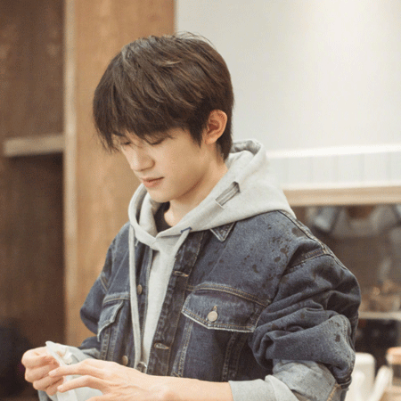 易烊千玺阳光个性帅气的微信朋友圈配图