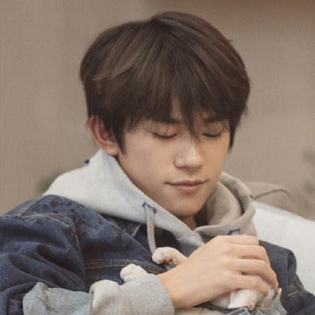 易烊千玺阳光个性帅气的微信朋友圈配图