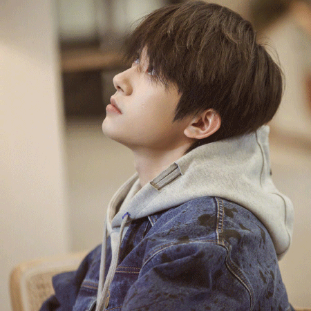 易烊千玺阳光个性帅气的微信朋友圈配图