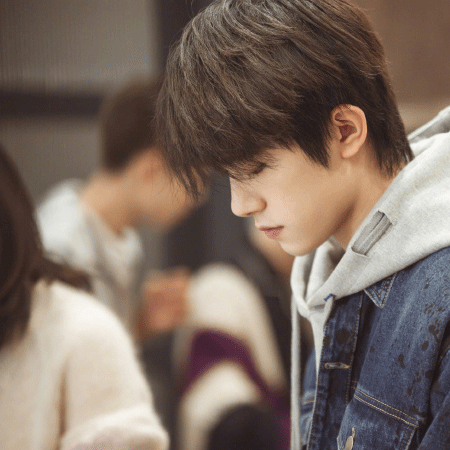 易烊千玺阳光个性帅气的微信朋友圈配图