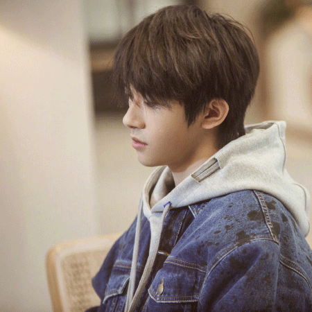 易烊千玺阳光个性帅气的微信朋友圈配图