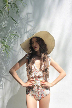 度假性感比基尼美女微信头像