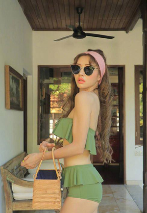 度假性感比基尼美女微信头像