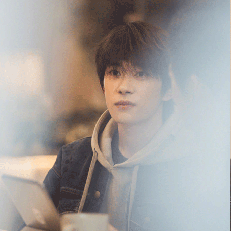 易烊千玺阳光个性帅气的微信朋友圈配图