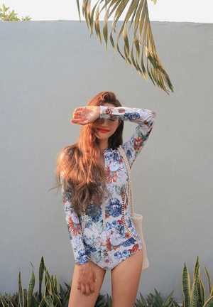 度假性感比基尼美女微信头像