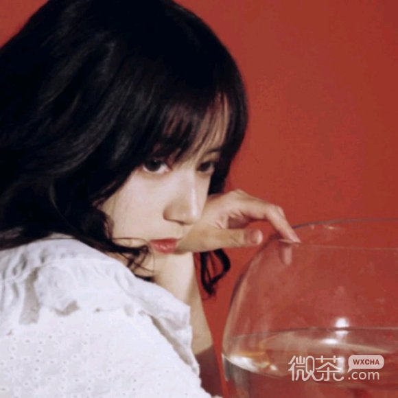 微信温馨长发阳光女生头像