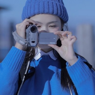 蓝色系唯美女生微信头像