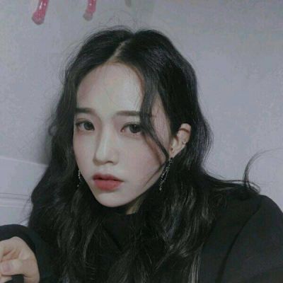 长发个性张扬的女生微信头像