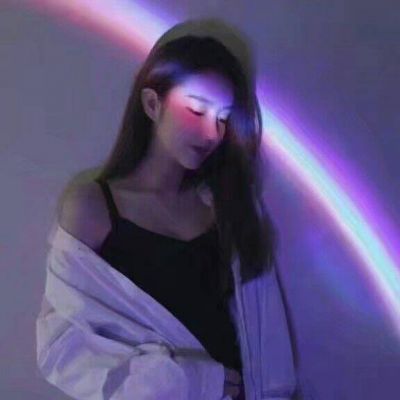 长发个性张扬的女生微信头像