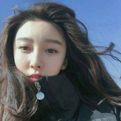 长发个性张扬的女生微信头像