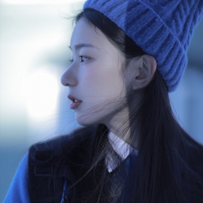 蓝色系唯美女生微信头像