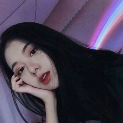 长发个性张扬的女生微信头像