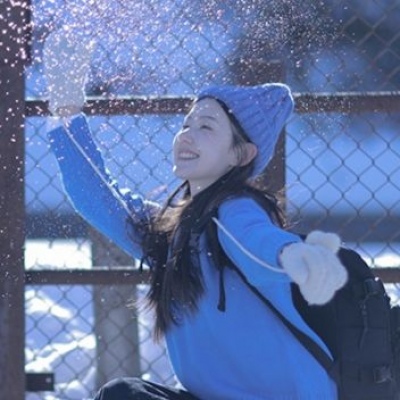 蓝色系唯美女生微信头像