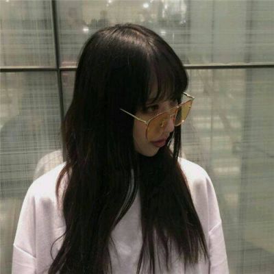 长发个性张扬的女生微信头像