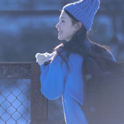 蓝色系唯美女生微信头像