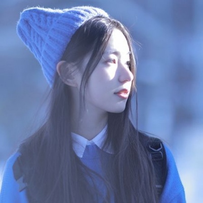 蓝色系唯美女生微信头像