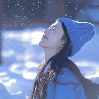 蓝色系唯美女生微信头像