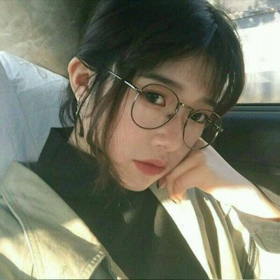 长发个性张扬的女生微信头像
