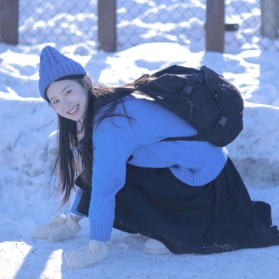 蓝色系唯美女生微信头像