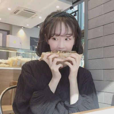 喝赢料的女生微信头像