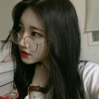 长发个性张扬的女生微信头像