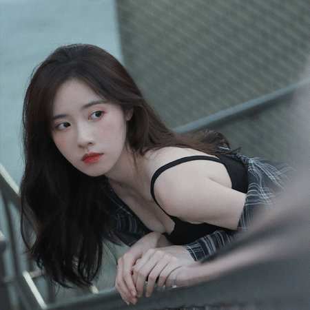 清冷气质绝美的女生微信朋友圈背景