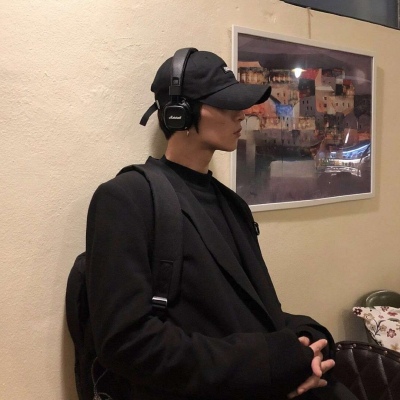 忧郁伤感的男生微信头像