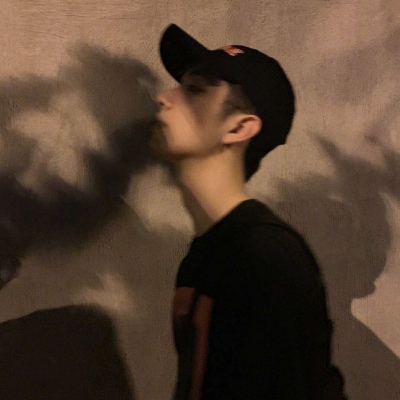 忧郁伤感的男生微信头像