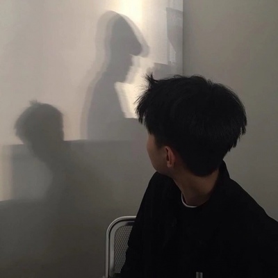 忧郁伤感的男生微信头像