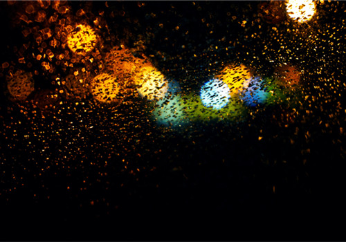 下雨天玻璃上的雨滴唯美雨景微信朋友圈配图