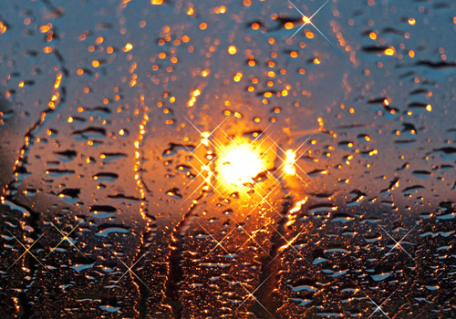 下雨天玻璃上的雨滴唯美雨景微信朋友圈配图